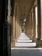  Sous les lampadaires du Palais Royal